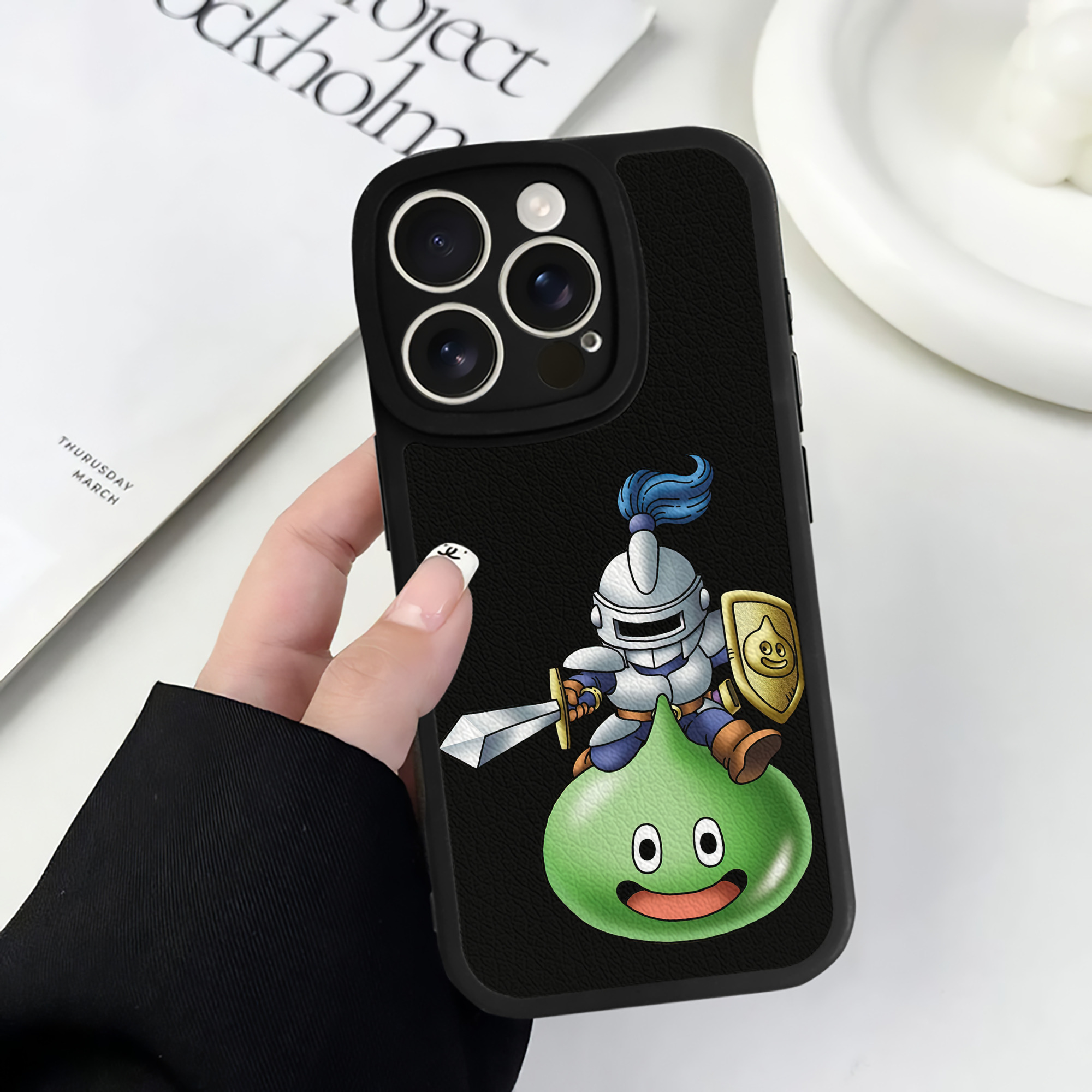 （画像用） ドラゴンクエスト Doragon Kuesuto Dragon Quest 【iPhone 16シリーズ対応】シリコンスマホケース（レザー調） 材質：シリコン
